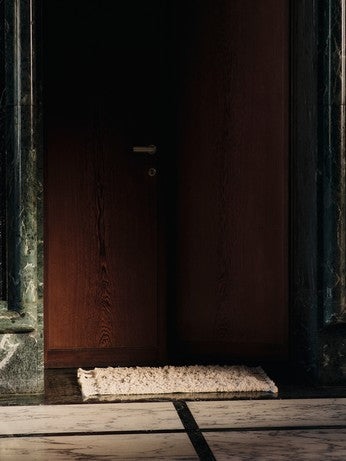 Amass Long Pile Badematte  in Off-white präsentiert im Onlineshop von KAQTU Design AG. Teppich ist von Ferm Living