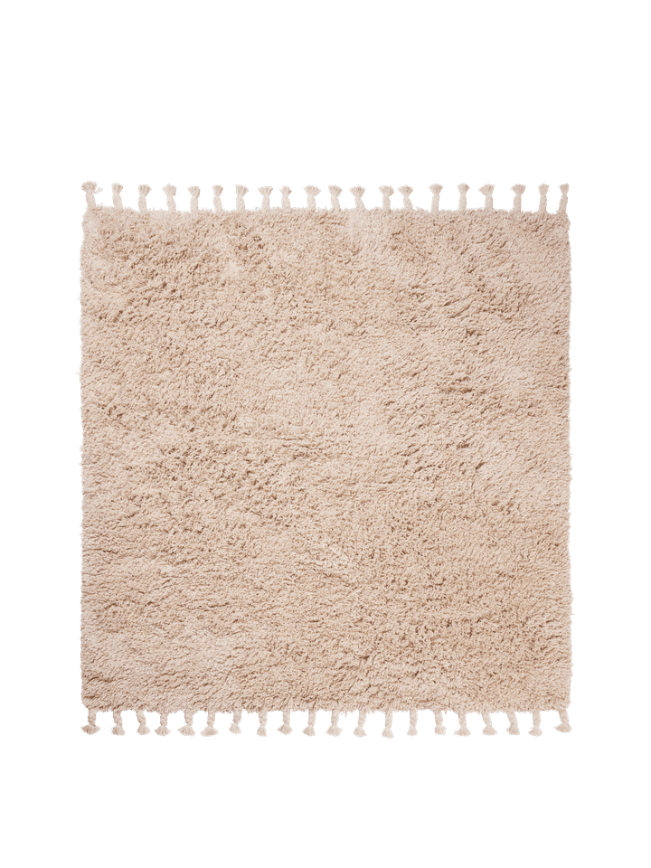 Amass Long Pile Teppich  in Off-white präsentiert im Onlineshop von KAQTU Design AG. Teppich ist von Ferm Living