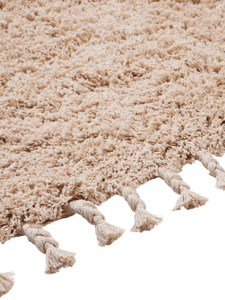 Luxuriöser Amass Long Pile Runner in zartem Off-white, perfekt für moderne Interiors. Hochwertiger Teppich von Ferm Living.