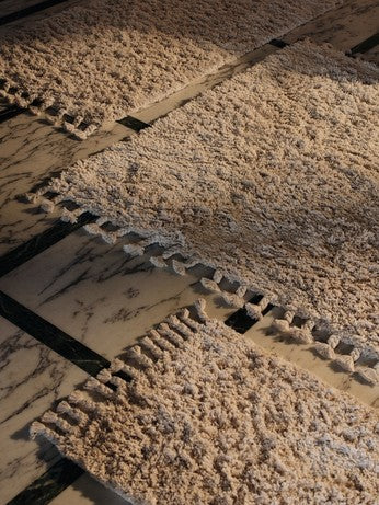 Amass Long Pile Runner  in Off-white präsentiert im Onlineshop von KAQTU Design AG. Teppich ist von Ferm Living