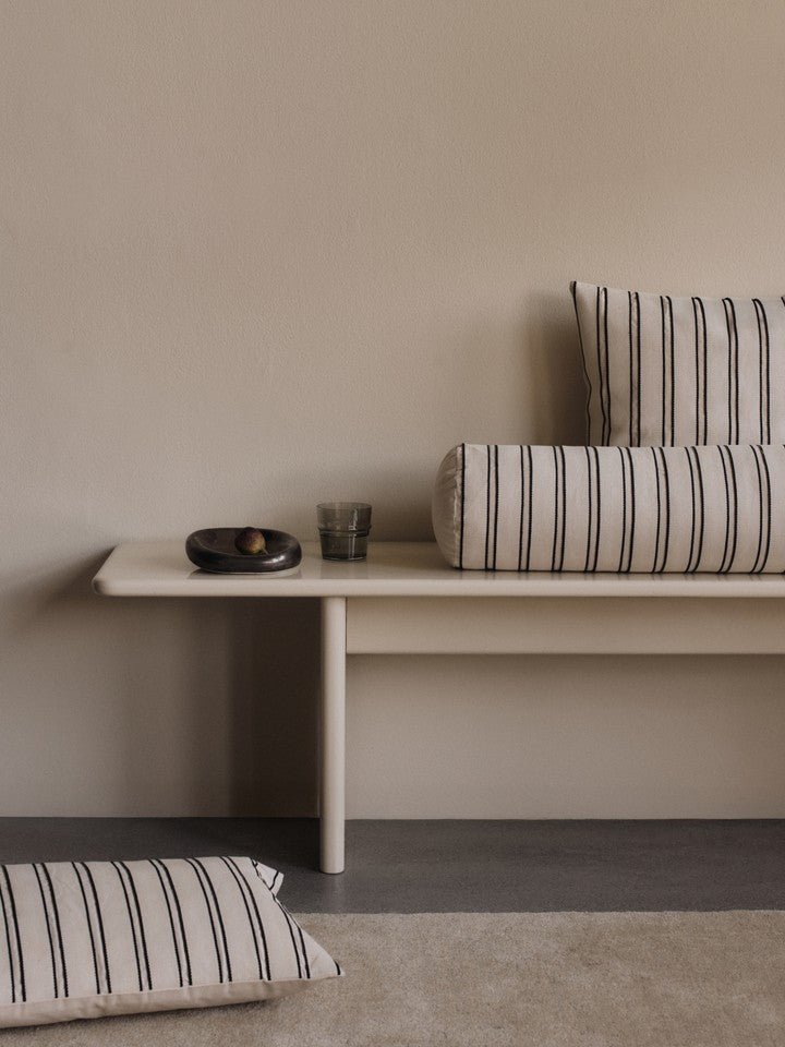 Rechteckiges Twill-Kissen in sanften Off-white- und Schwarz-Tönen, ideal für eine stilvolle und moderne Wohnraumgestaltung.