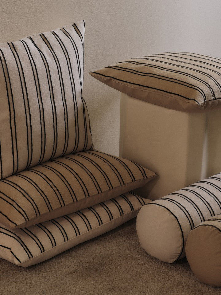 Rechteckiges Twill-Kissen in luxuriösem Cashmere/Schwarz von Ferm Living, ideal für eine moderne und stilvolle Inneneinrichtung.