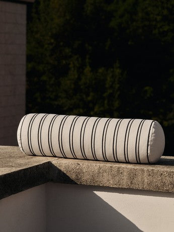 Stilvolles Bolster Kissen aus Twill in sanften Off-white und Schwarz, perfekt für moderne Inneneinrichtungen. Hochwertige Ferm Living Qualität.