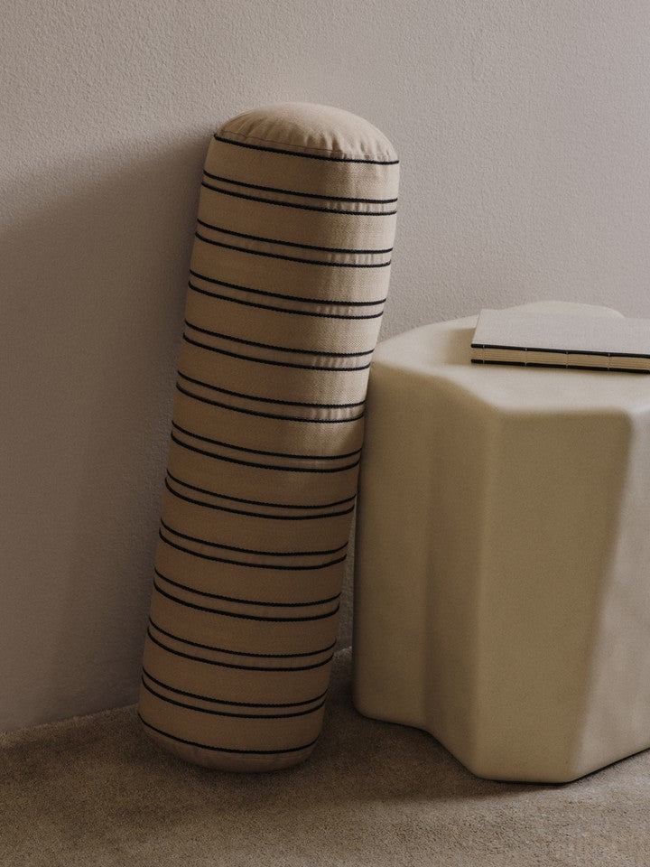 Elegantes Twill Bolster Kissen in luxuriösem Cashmere-Schwarz von Ferm Living, ideal für ein gemütliches und stilvolles Zuhause.
