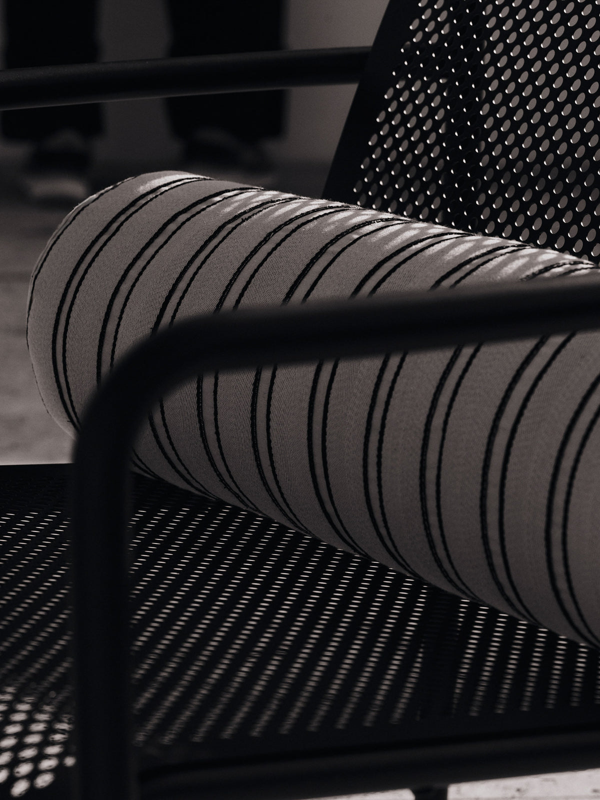 Twill Bolster Kissen in Cashmere/Black präsentiert im Onlineshop von KAQTU Design AG. Deko Kissen ist von Ferm Living