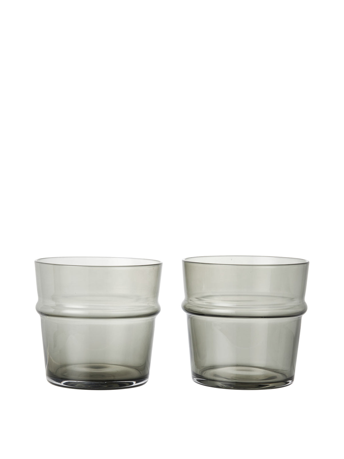 Boya Gläser  Low   Set aus 2 in Grau geräuchert präsentiert im Onlineshop von KAQTU Design AG. Kitchen ist von Ferm Living