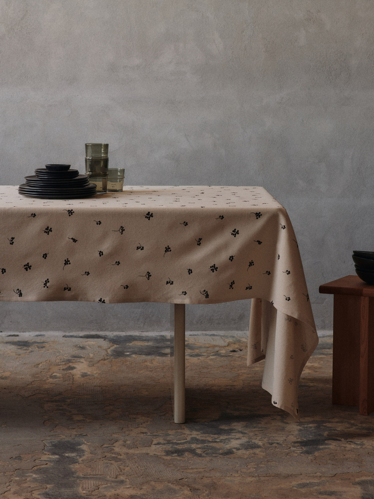 Boya Gläser  Low   Set aus 2 in Grau geräuchert präsentiert im Onlineshop von KAQTU Design AG. Kitchen ist von Ferm Living