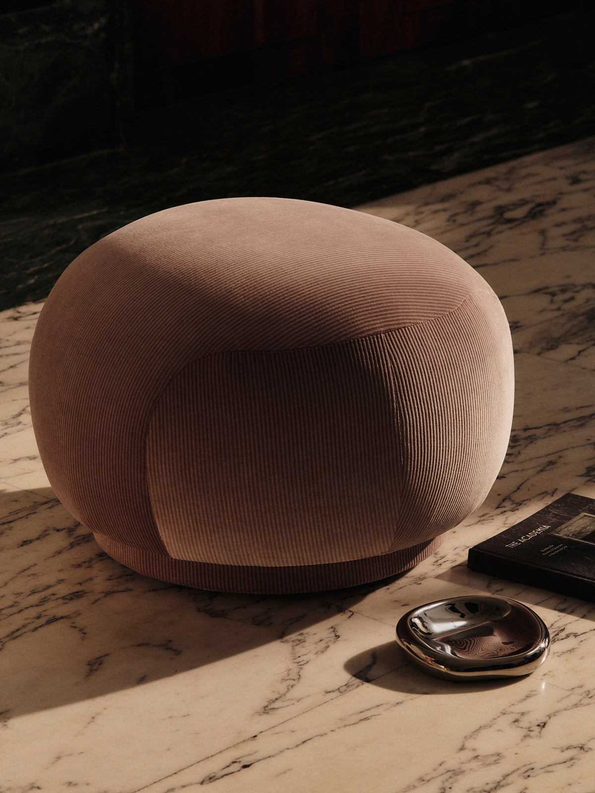 Runder Pouf Rico von Ferm Living mit weich wirkendem Bezug aus Bouclé-Stoff