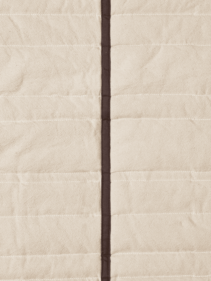 Vari Quilted Tagesdecke Single  in Natural/Dark Chocolate präsentiert im Onlineshop von KAQTU Design AG. Bettwäsche ist von Ferm Living