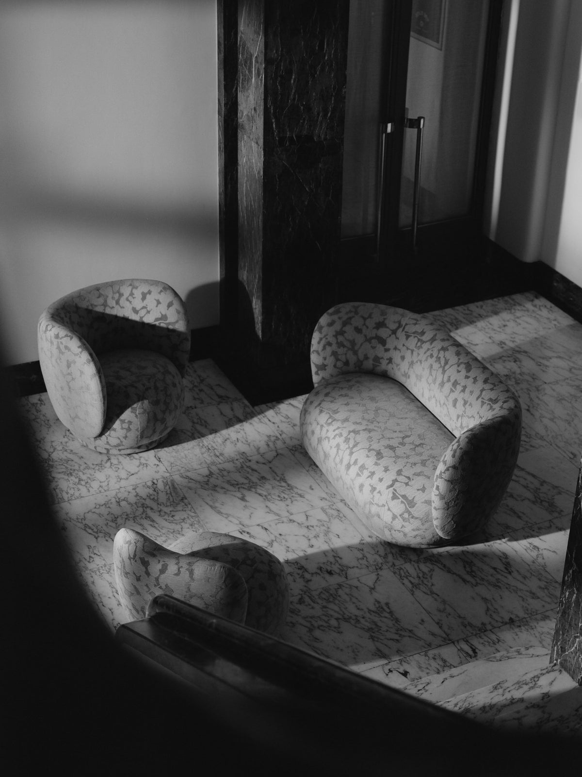 Rico Loungesessel drehbar von Ferm Living, runder Drehsessel mit Stoffbezug