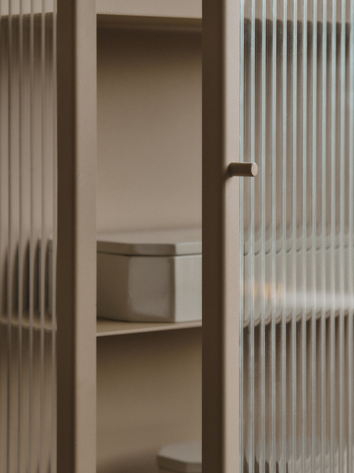 Haze Wandregal 35 x 100 in Cashmere präsentiert im Onlineshop von KAQTU Design AG. Wandregal ist von Ferm Living