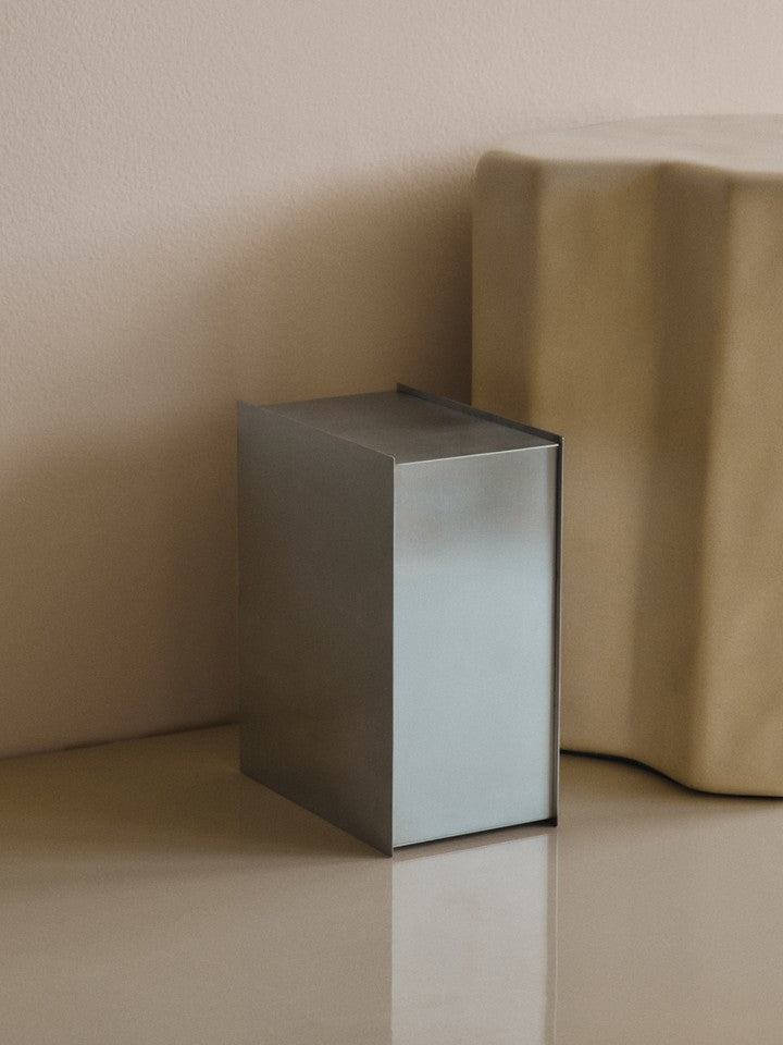 Sama Mülleimer von Ferm Living aus gebürstetem Edelstahl, geometrische Form, für das Badezimmer, Farbe Brushed Stainless Steel