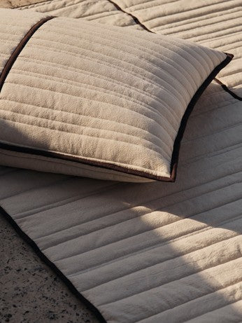 Vari Quilted Kissen rechteckig  in Natural/Dark Chocolate präsentiert im Onlineshop von KAQTU Design AG. Deko Kissen ist von Ferm Living