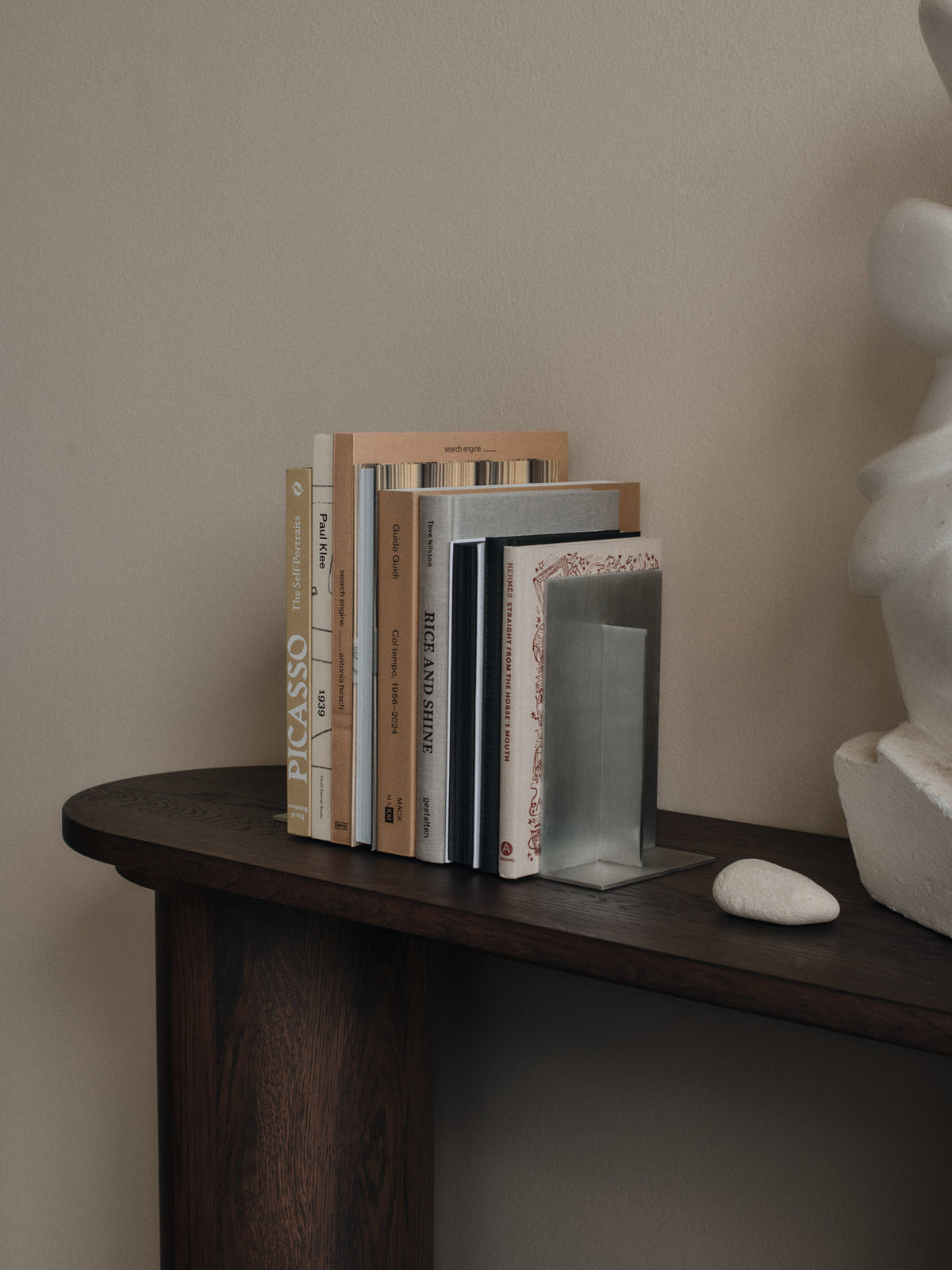 Lager Bookends Set of 2 in Aluminium präsentiert im Onlineshop von KAQTU Design AG. Buchstütze ist von Ferm Living