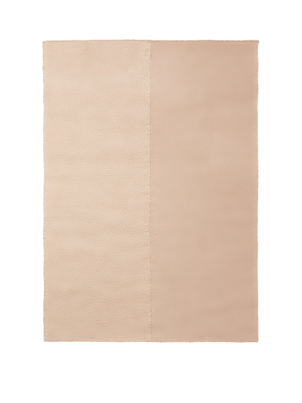 Kompliment Teppich von Ferm Living in Off-White, handgewebt aus Wolle und Baumwolle, mit zweiseitiger Designstruktur und unregelmässigem Garn.
