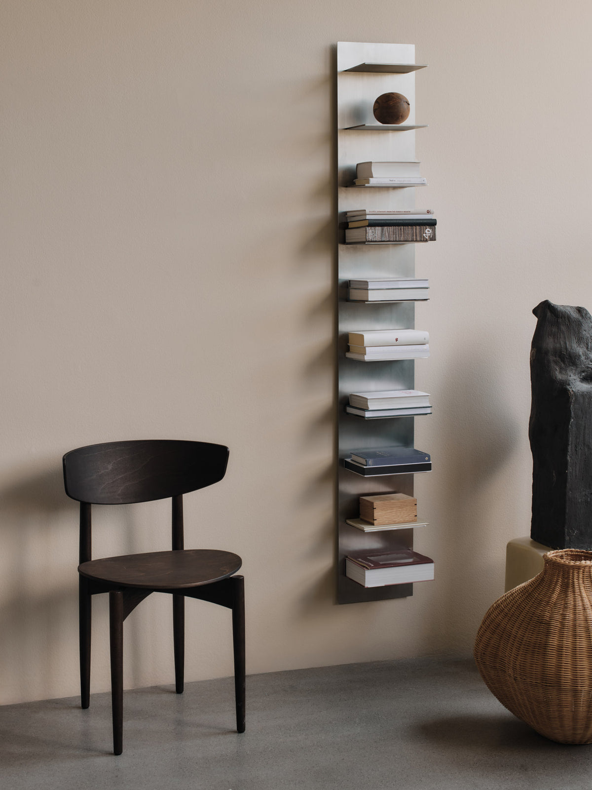 Lager Wandregal Tall in Aluminium präsentiert im Onlineshop von KAQTU Design AG. Wandregal ist von Ferm Living