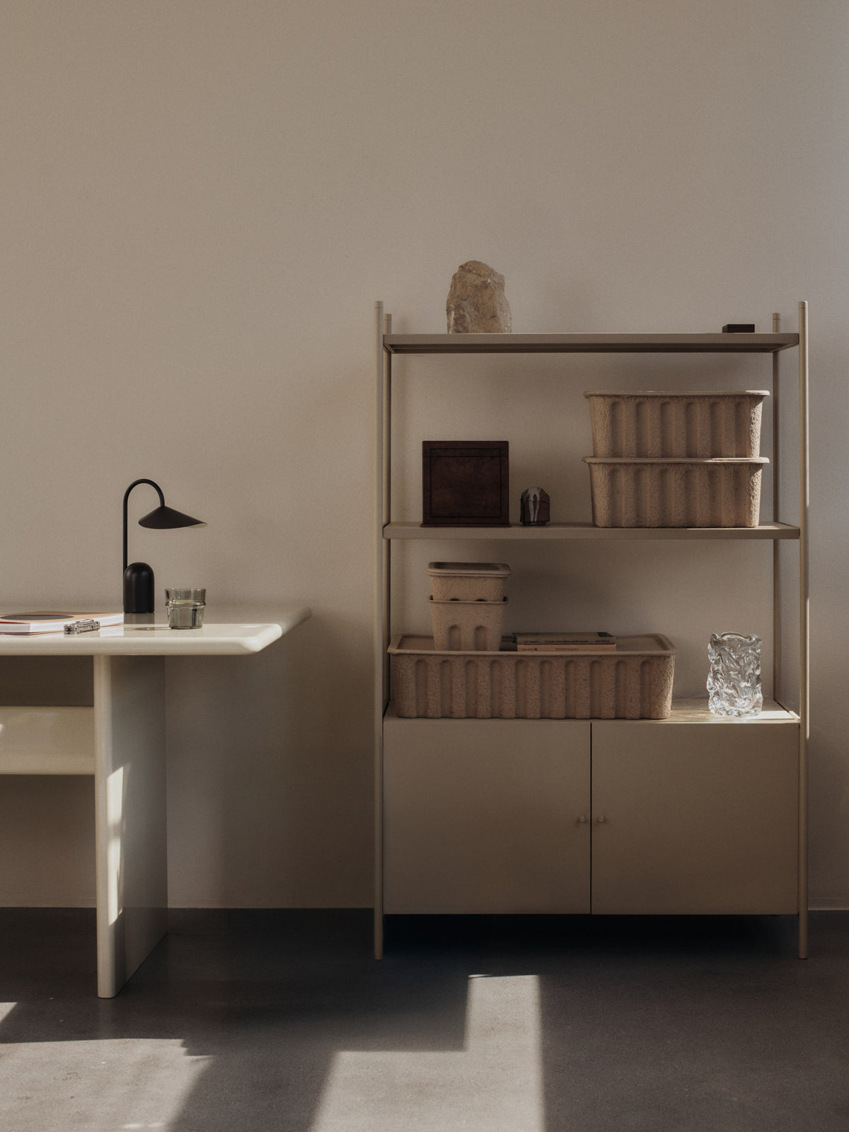 Virelle Vase H24 in Clear präsentiert im Onlineshop von KAQTU Design AG. Vase ist von Ferm Living