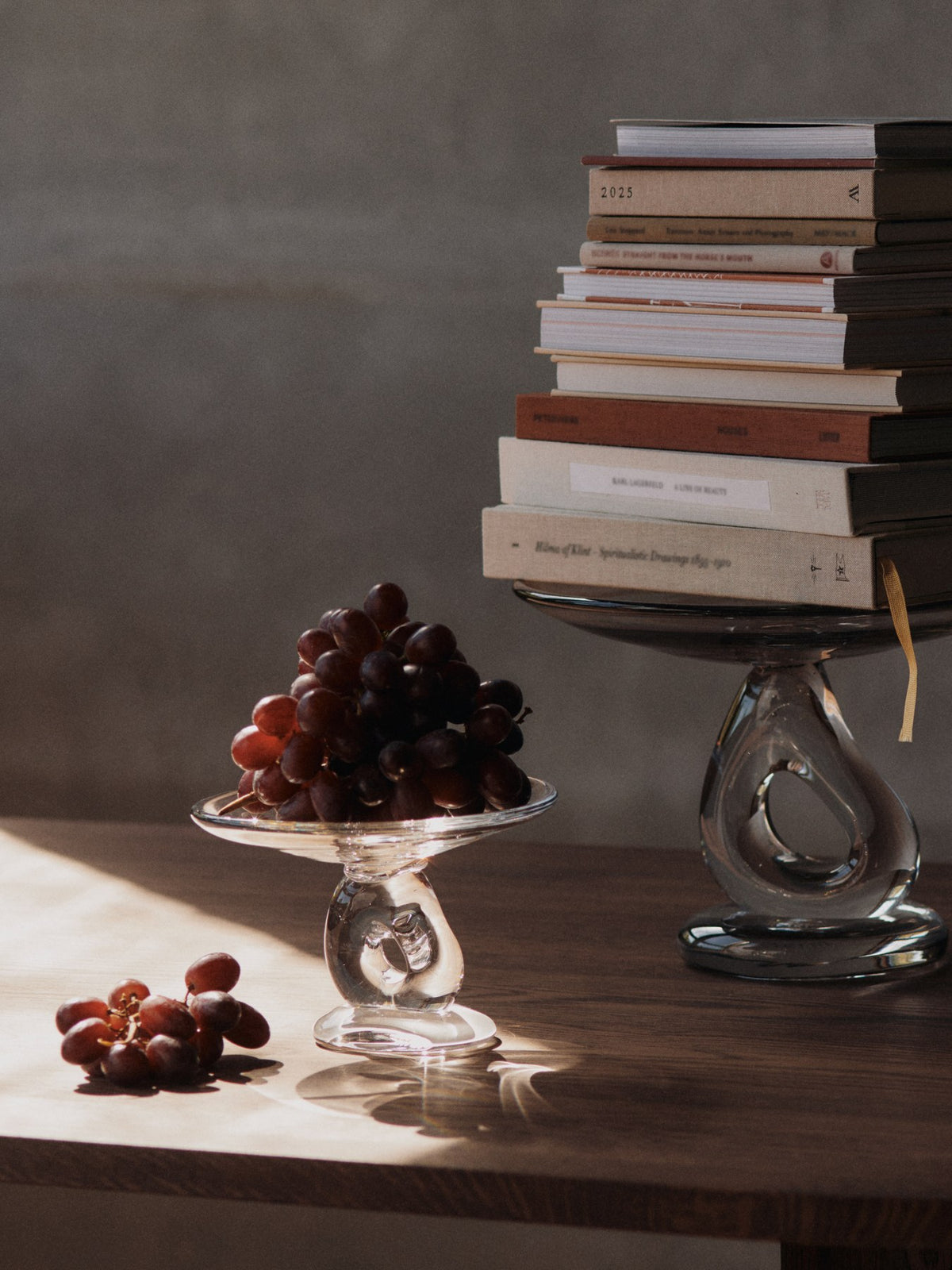 Damo Glas-Tafelaufsatz von Ferm Living, Tortenplatte aus mundgeblasenem Massivglas in Klar, geschwungener Skulpturenfuss, handgefertigt