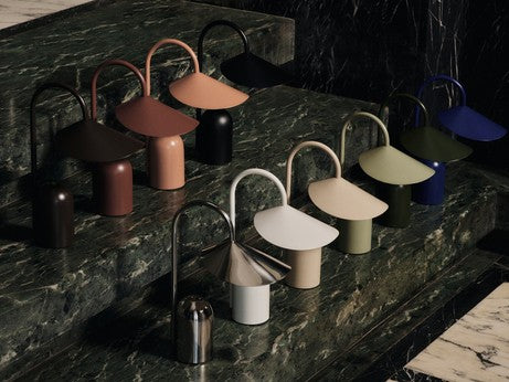 Stilvolle tragbare Arum Tischleuchte von Ferm Living aus hochwertigem Edelstahl, perfekt für gemütliche Akzente in jedem Wohnbereich.