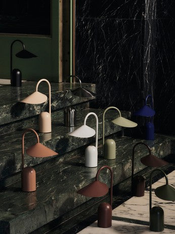 Elegante Arum Tischleuchte von Ferm Living, tragbar und aus edlem Edelstahl, ideal für stimmungsvolle Beleuchtung überall im Zuhause.