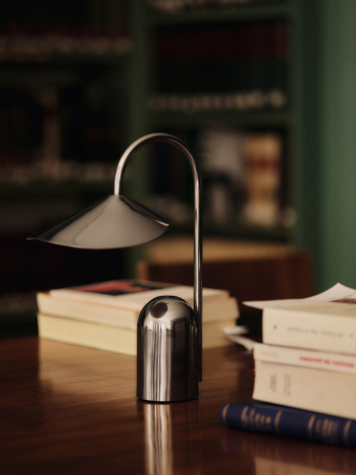 Arum portable Tischleuchte in Stainless Steel präsentiert im Onlineshop von KAQTU Design AG. Tischleuchte ist von Ferm Living