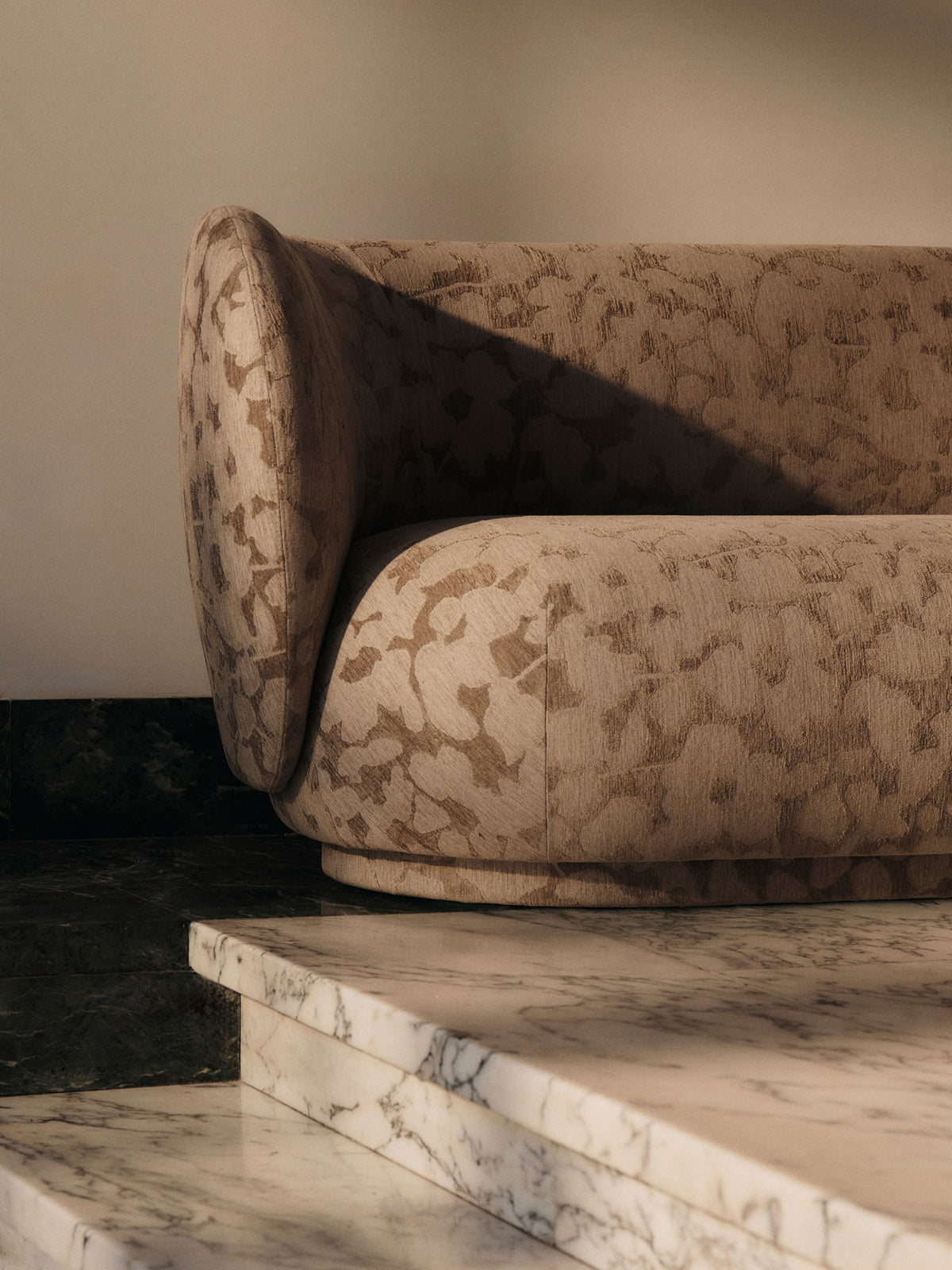 Rico 2er Sofa von Ferm Living mit runder Form, weichen Konturen und Stoffbezug