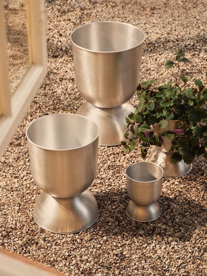 Eleganter Hourglass Pflanzentopf aus langlebigem Aluminium von Ferm Living, ideal für stilvolle Akzente im Außenbereich.