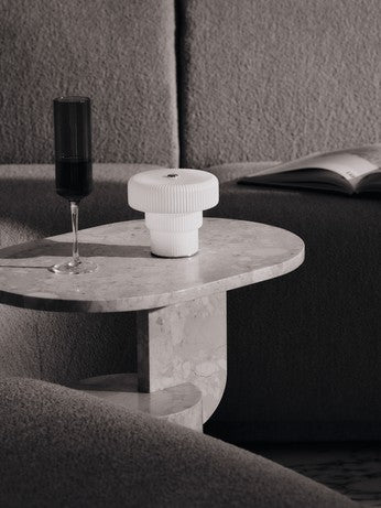 Moderner Insert Beistelltisch Stone von Ferm Living in sanften Sandtönen, perfekt für eine geschmackvolle Wohnraumgestaltung.