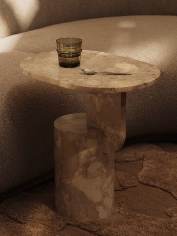Moderner Insert Beistelltisch Stone von Ferm Living, gefertigt aus edlem Naturstein, perfekt für ein zeitgemäßes Wohnambiente.