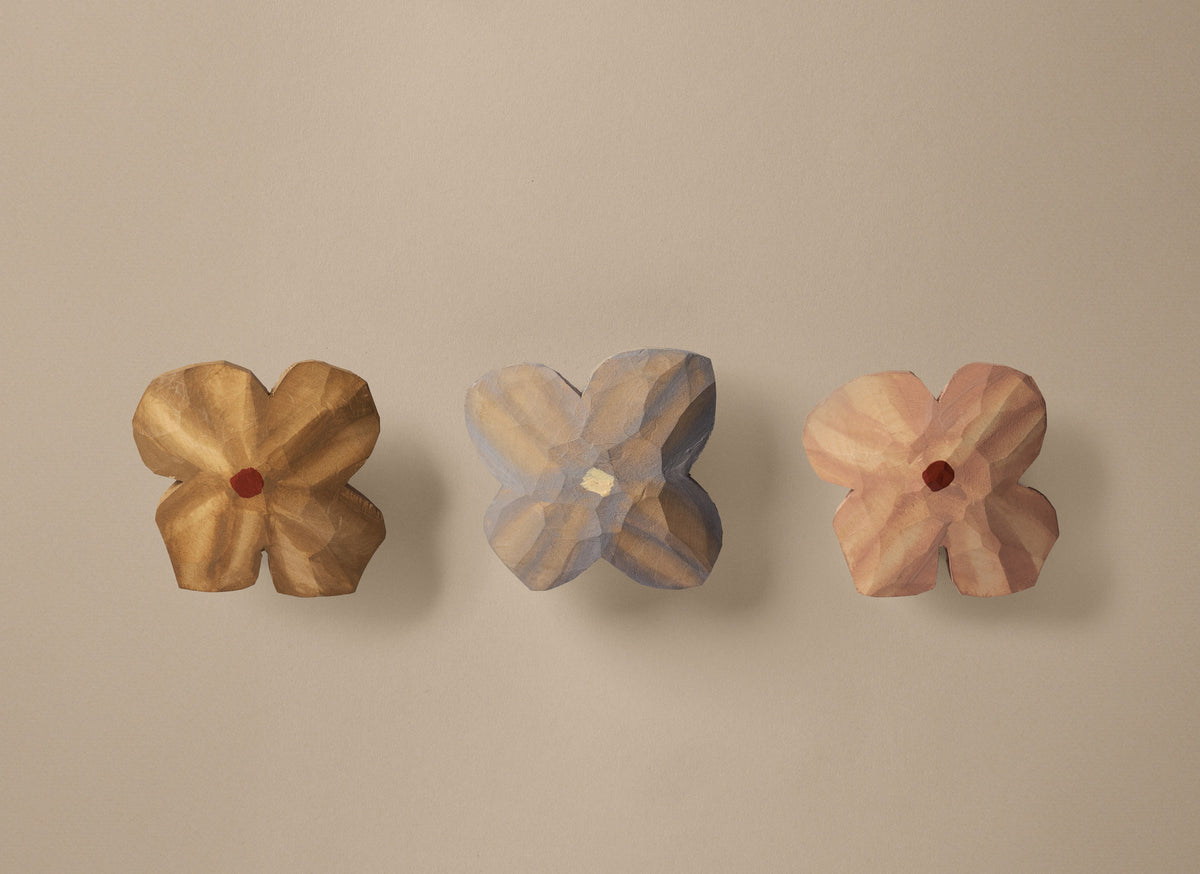 Poesie Hand carved Magnets Set of 3 in Multi präsentiert im Onlineshop von KAQTU Design AG. Spielzeug ist von Ferm Living