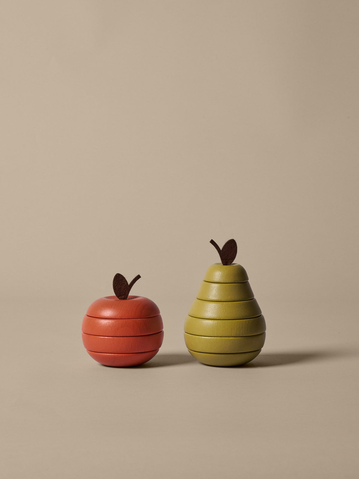 Stacking Apple and Pear Set of 2 in Multi präsentiert im Onlineshop von KAQTU Design AG. Spielzeug ist von Ferm Living
