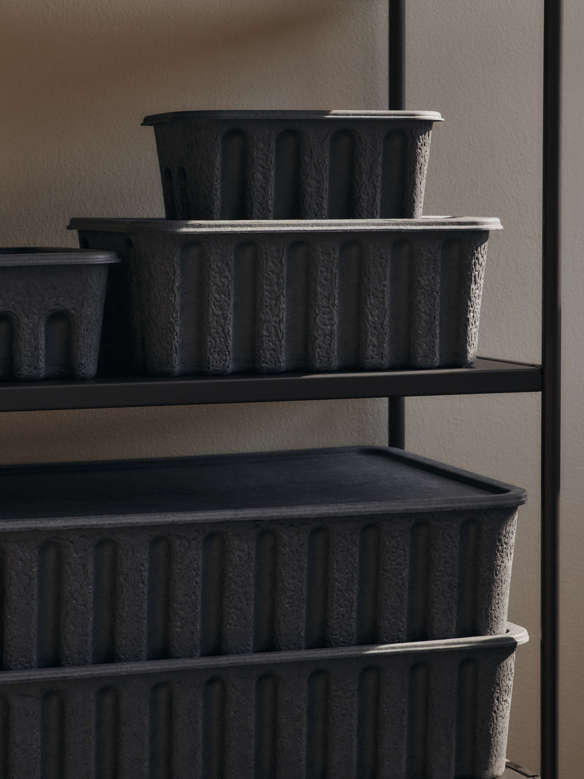 Paper Pulp Box Small Set of 2 in Charcoal präsentiert im Onlineshop von KAQTU Design AG. Aufbewahrungsbox ist von Ferm Living