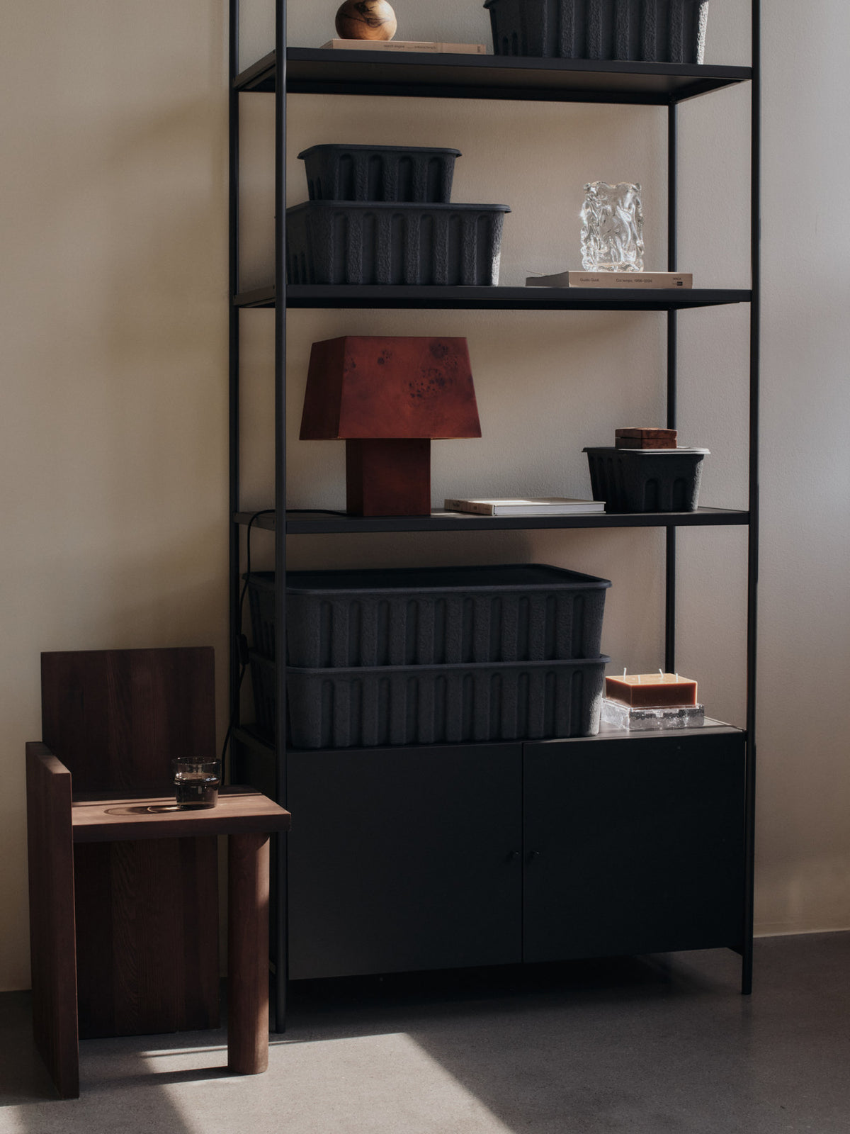 Paper Pulp Box Extra Large in Charcoal präsentiert im Onlineshop von KAQTU Design AG. Aufbewahrungsbox ist von Ferm Living
