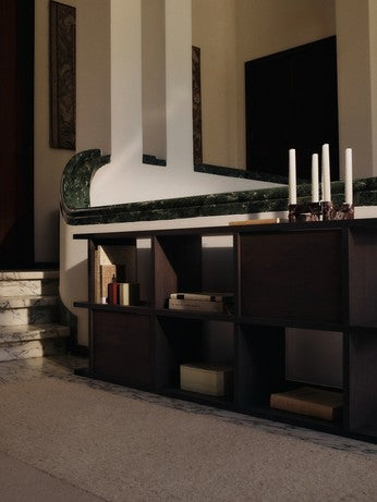 Modernes Kona Bücherregal Cabinet Insert von Ferm Living in edlem Design, perfekt für die stilvolle Organisation und Präsentation von Büchern.