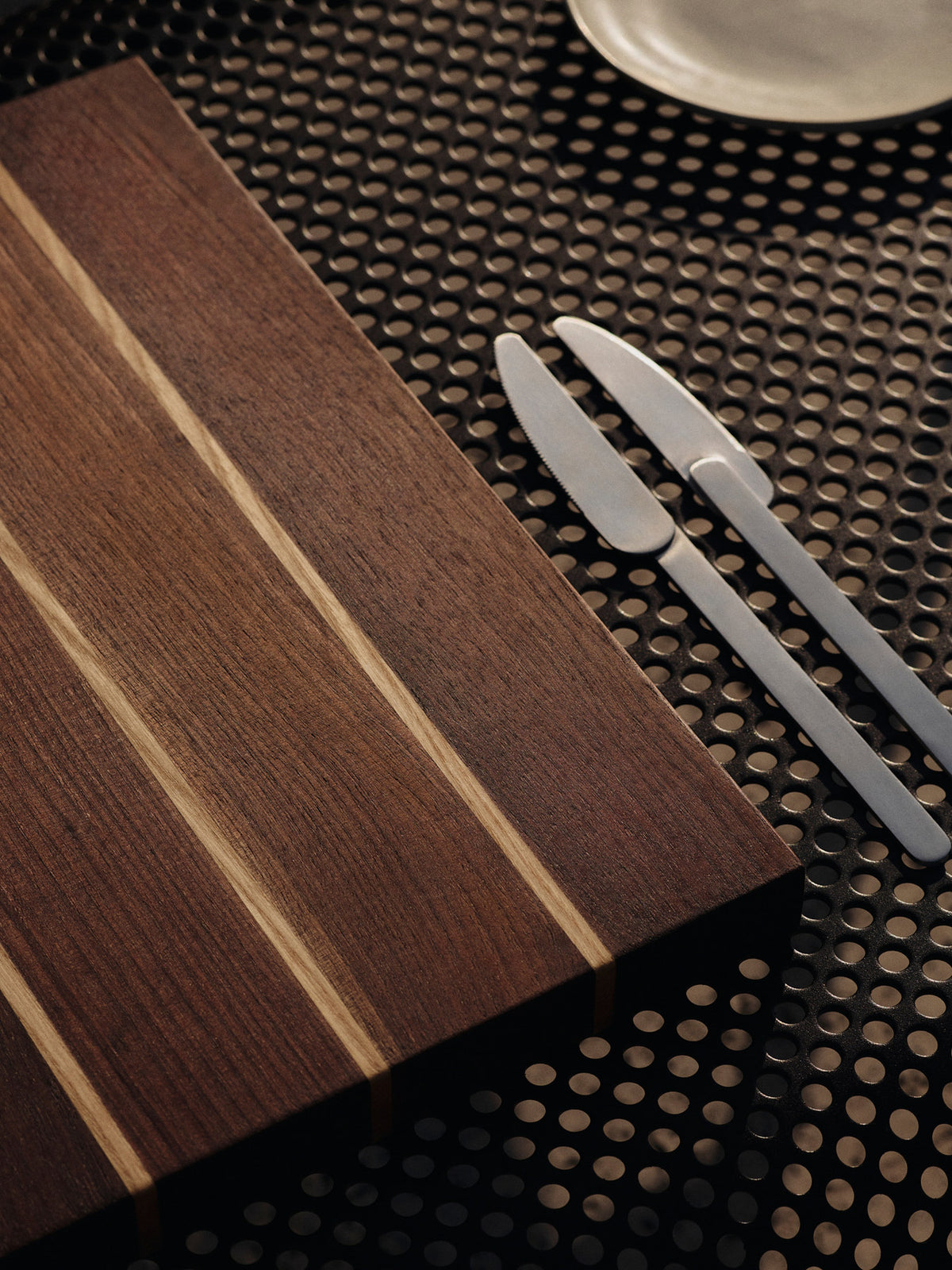 Stribe Cutting Board Fine in Nussbaum und Esche präsentiert im Onlineshop von KAQTU Design AG. Schneidebrett ist von Ferm Living