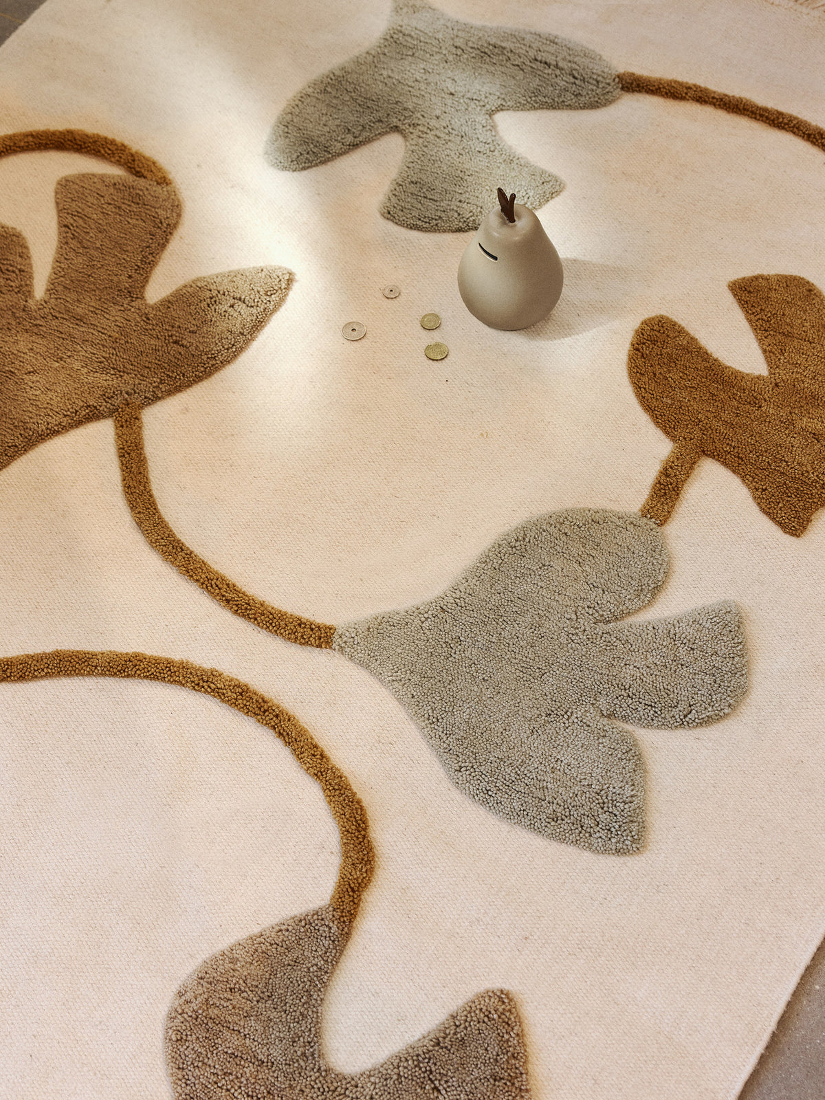 Swif Bird Wool Rug 140 x 200 in Multi präsentiert im Onlineshop von KAQTU Design AG. Teppich ist von Ferm Living