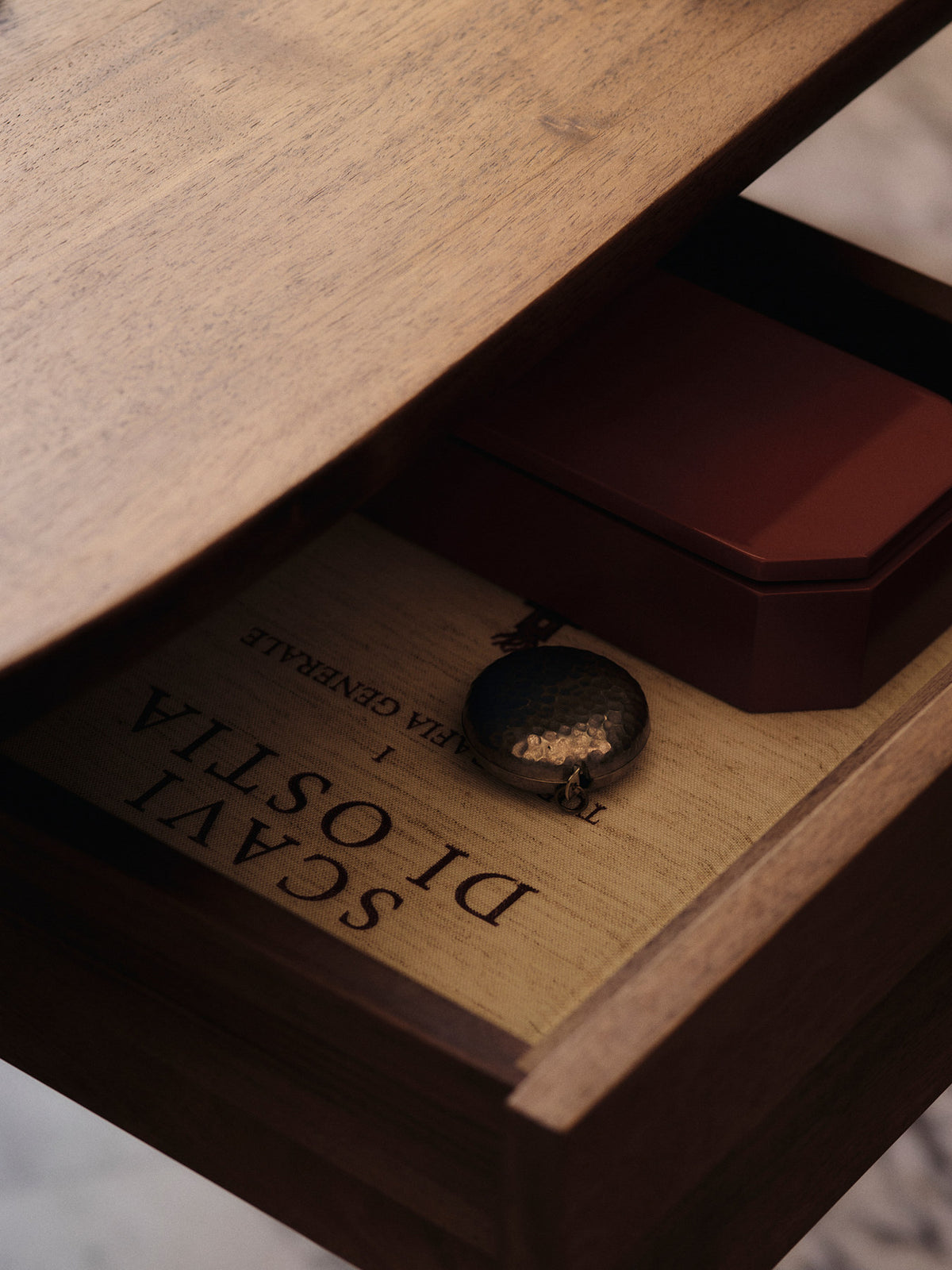 Feve Konsolentisch in Walnut präsentiert im Onlineshop von KAQTU Design AG. Konsolentisch ist von Ferm Living