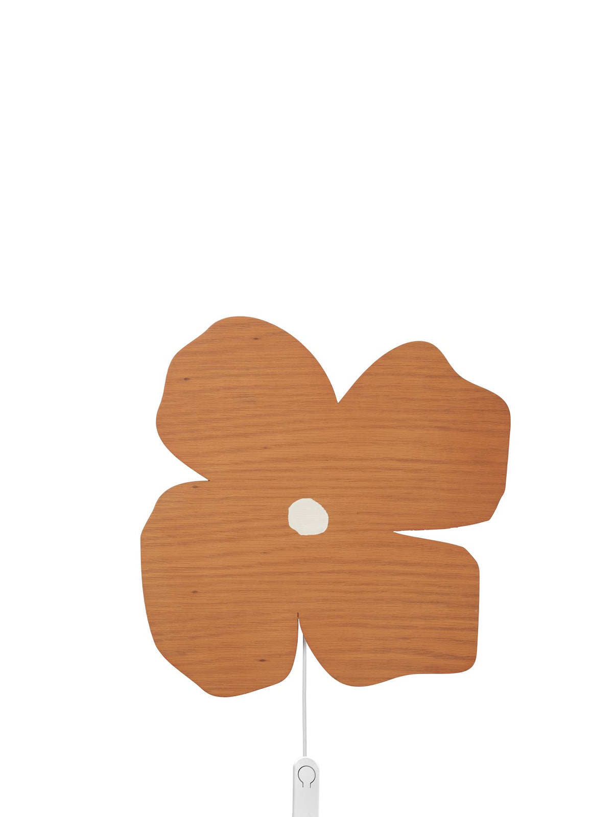 Wandleuchte Poesie von Ferm Living in Brown Clay, blumenförmig aus lackiertem Eichenfurnier, montiert an weisser Wand.