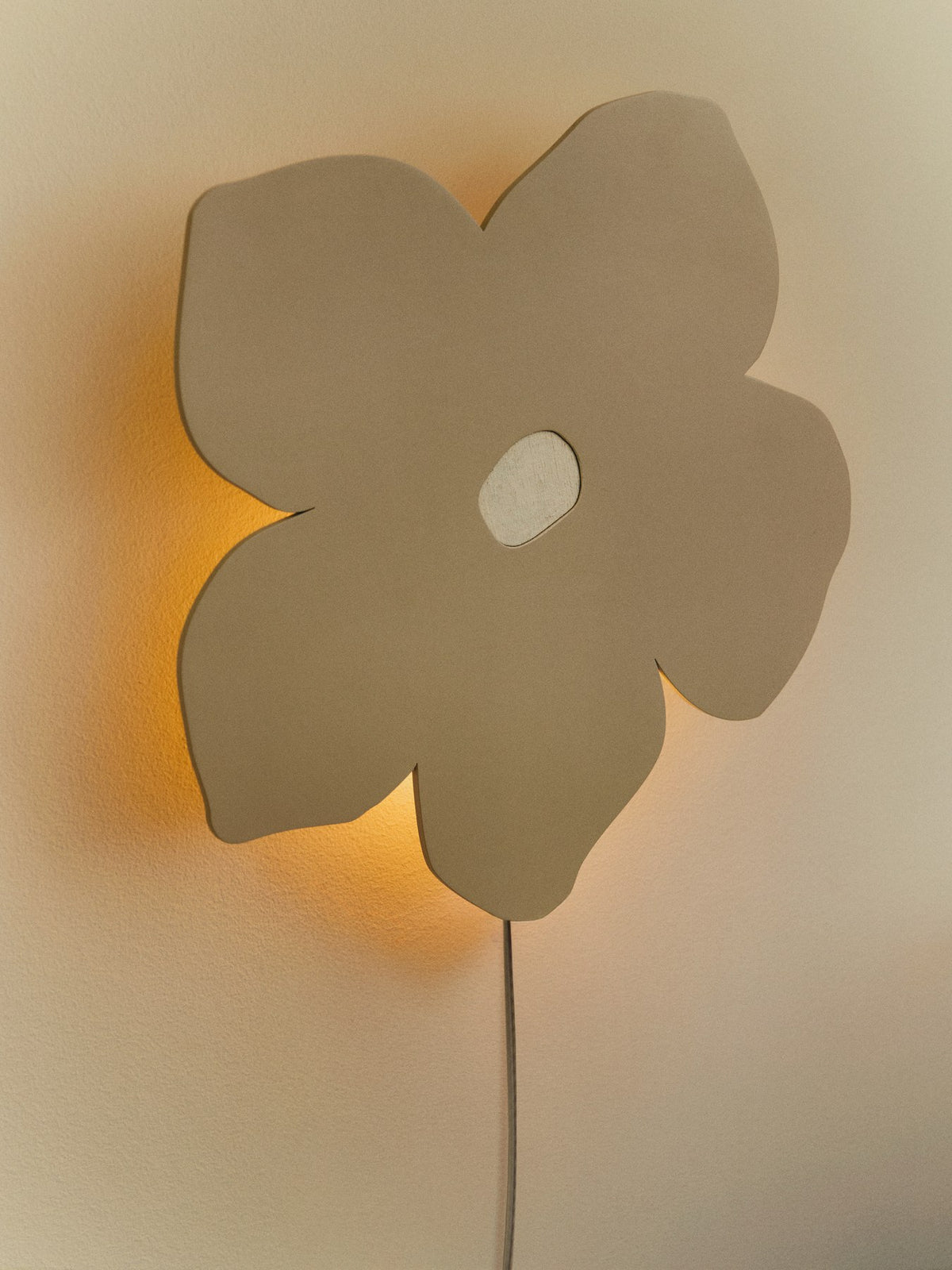 Wandleuchte Poesie von Ferm Living in Brown Clay, blumenförmig aus lackiertem Eichenfurnier, montiert an weisser Wand.