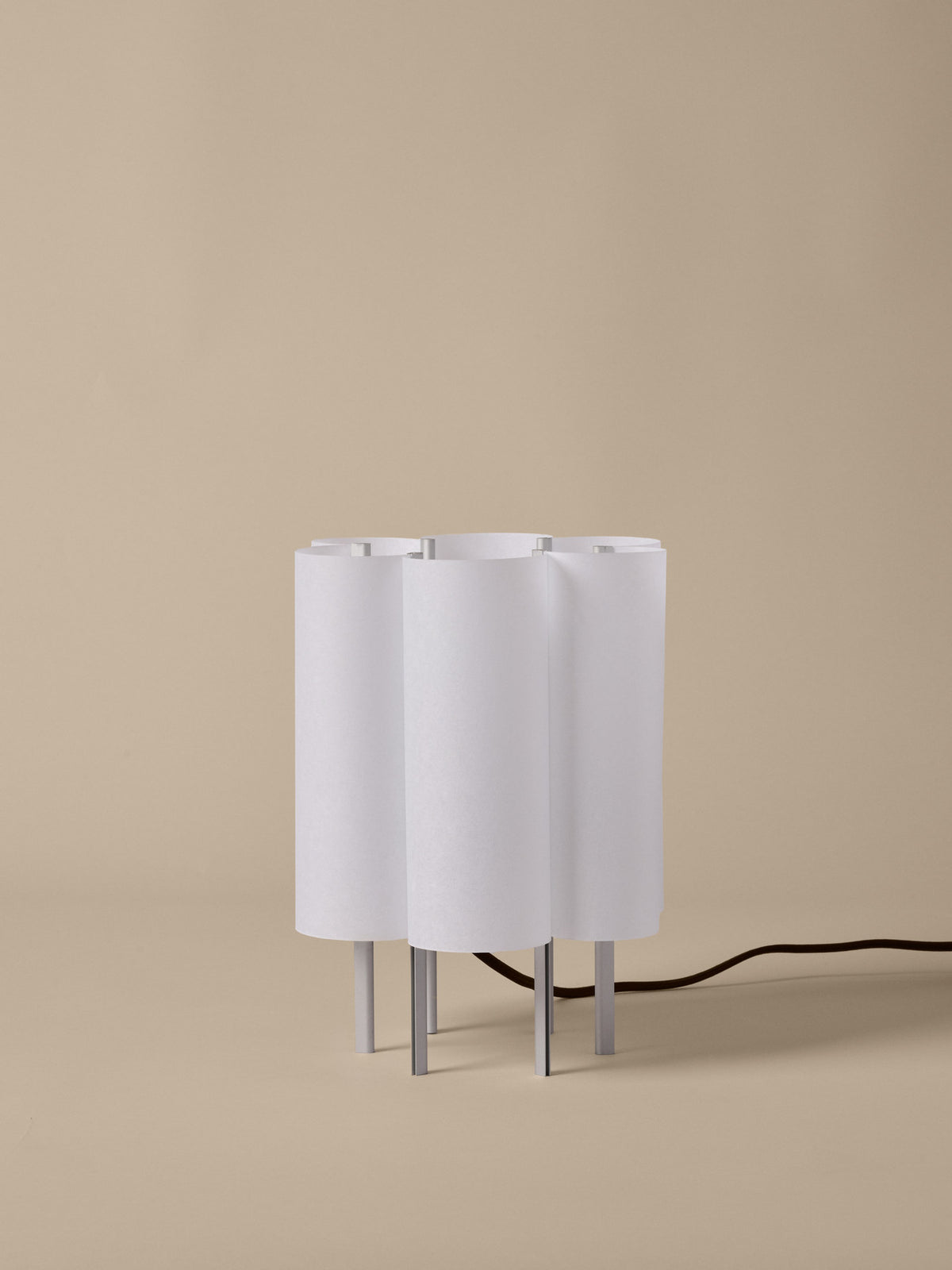 Boe Tischlampe H28 in Silver/Natural präsentiert im Onlineshop von KAQTU Design AG. Tischleuchte ist von Ferm Living