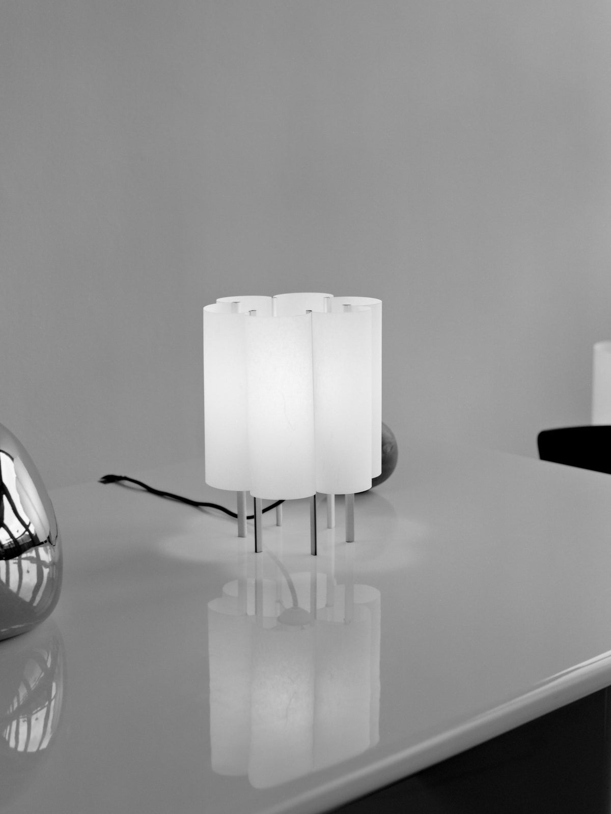 Boe Tischlampe H28 in Silver/Natural präsentiert im Onlineshop von KAQTU Design AG. Tischleuchte ist von Ferm Living