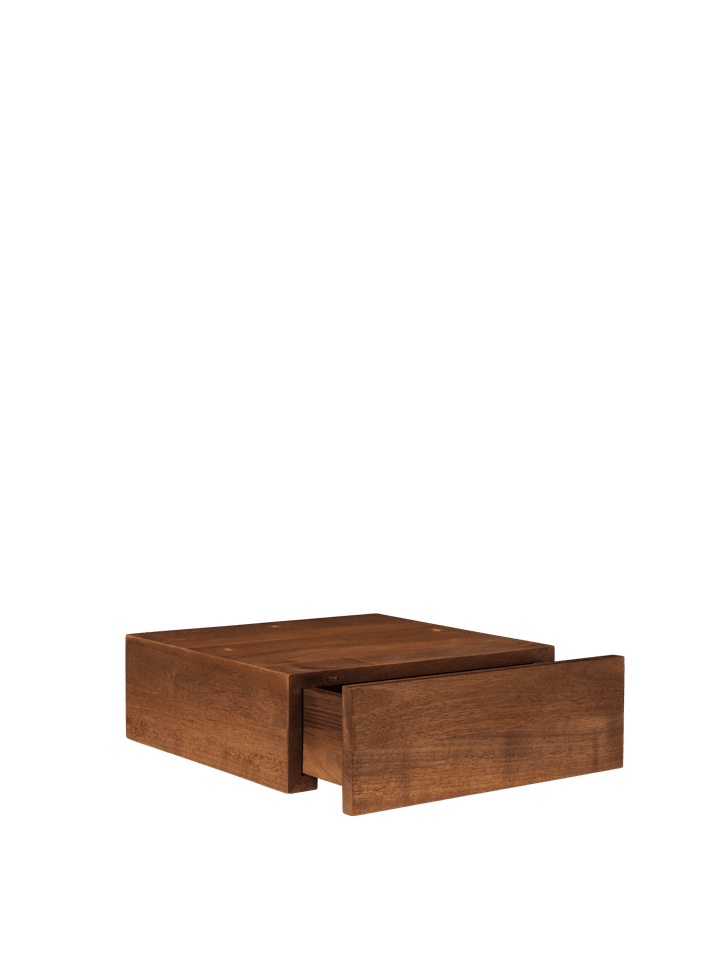 Eleganter Feve Schreibtisch von Ferm Living, gefertigt aus hochwertigem Walnussholz, ideal für inspirierende Büros und modernes Wohndesign.