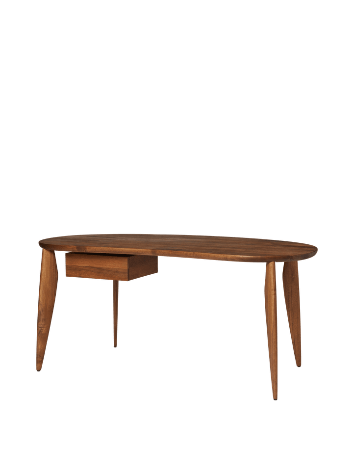 Eleganter Feve Schreibtisch von Ferm Living, gefertigt aus hochwertigem Walnussholz, ideal für inspirierende Arbeitsplätze und modernes Design.