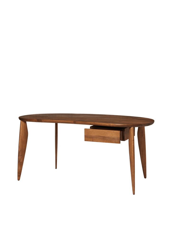 Moderner Feve Schreibtisch von Ferm Living aus edlem Walnussholz, perfekt für stilvolle Büros und kreative Arbeitsumgebungen.