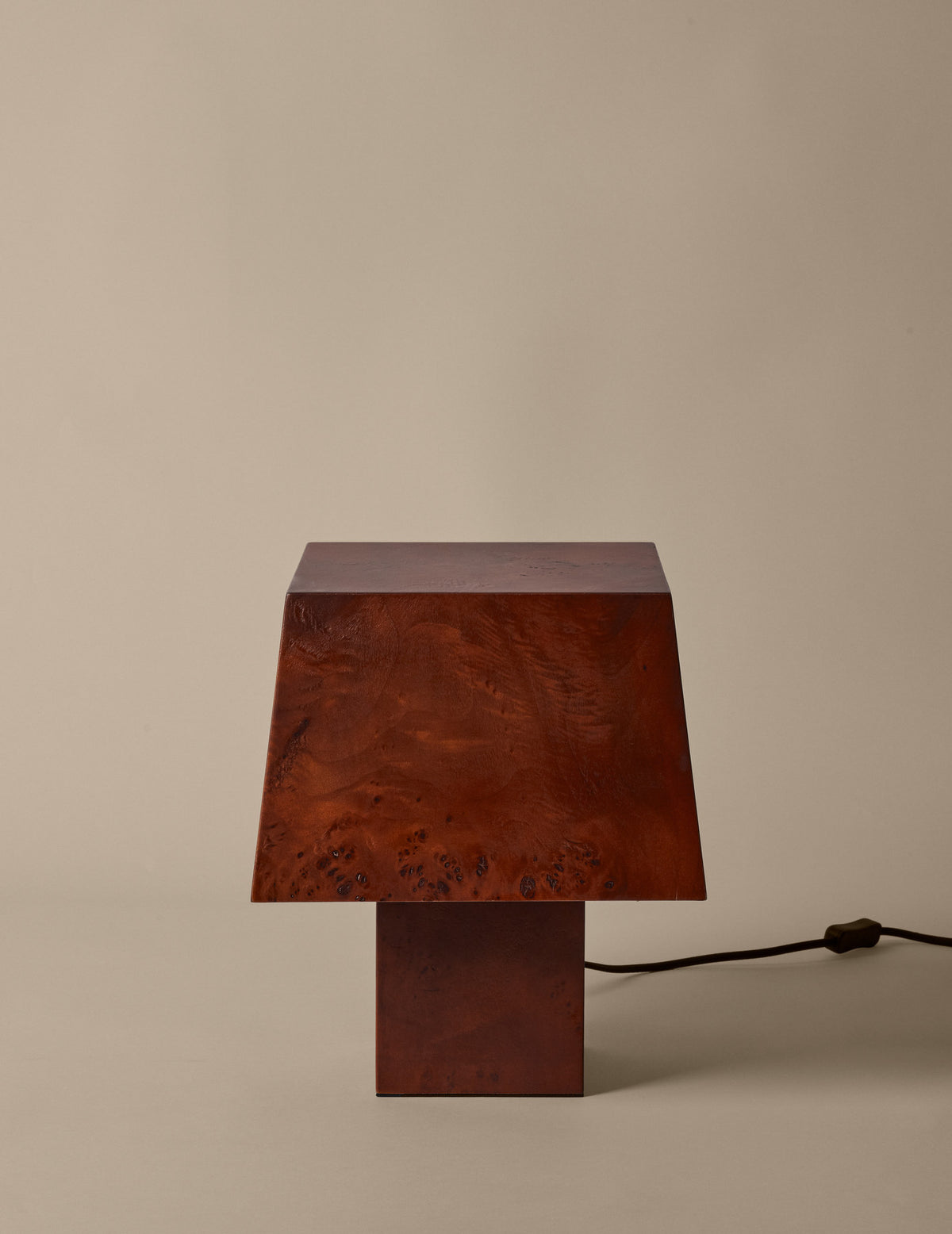 Burl Tischlampe in Dark Stained Burl präsentiert im Onlineshop von KAQTU Design AG. Tischleuchte ist von Ferm Living