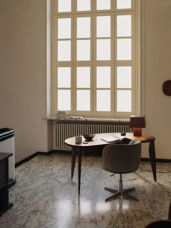 Stilvolle Tischlampe von Ferm Living aus edlem Burl-Furnier, perfekt für gemütliche Akzente in zeitgenössischen Interieurs.