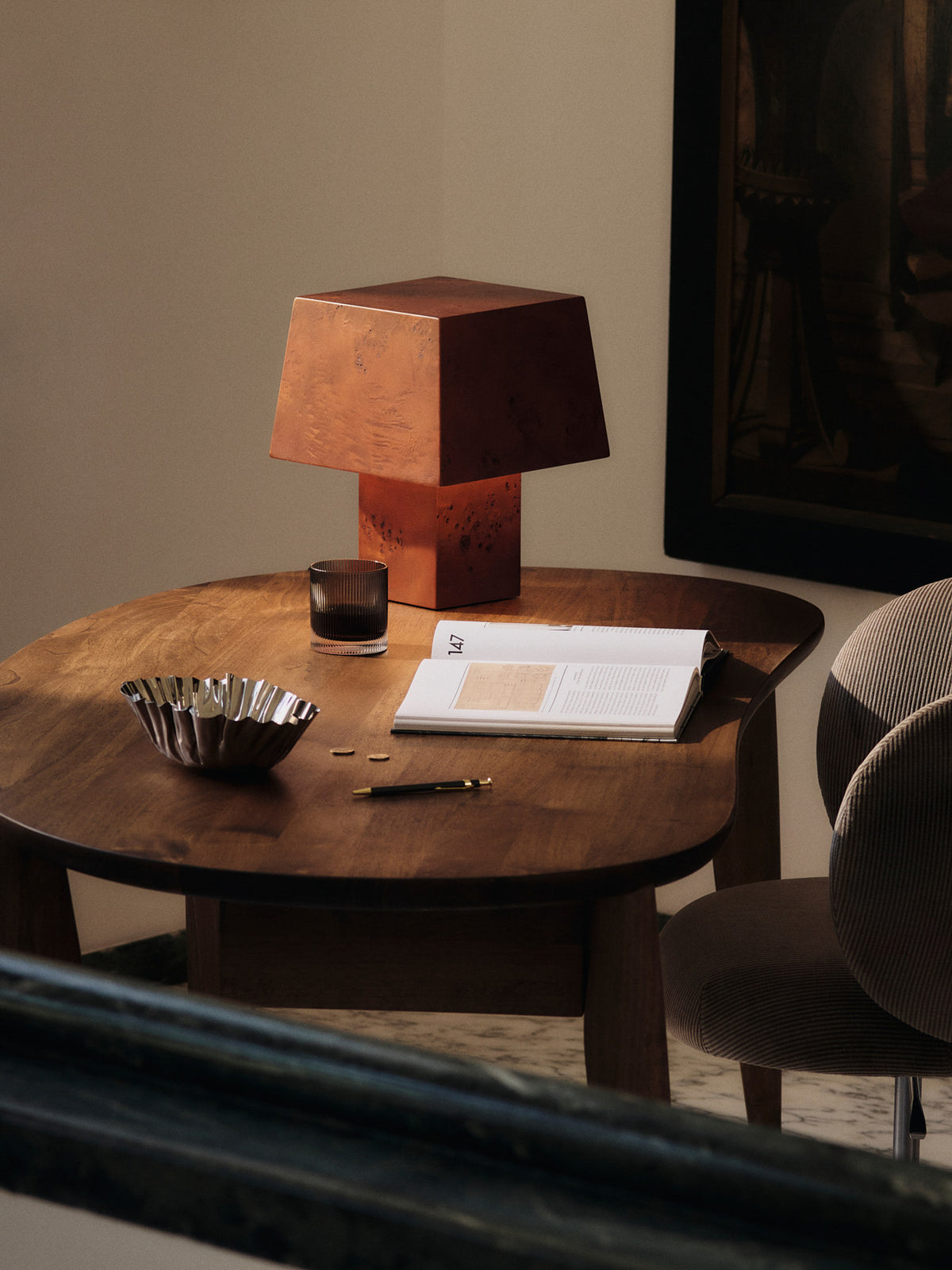 Burl Tischlampe in Dark Stained Burl präsentiert im Onlineshop von KAQTU Design AG. Tischleuchte ist von Ferm Living