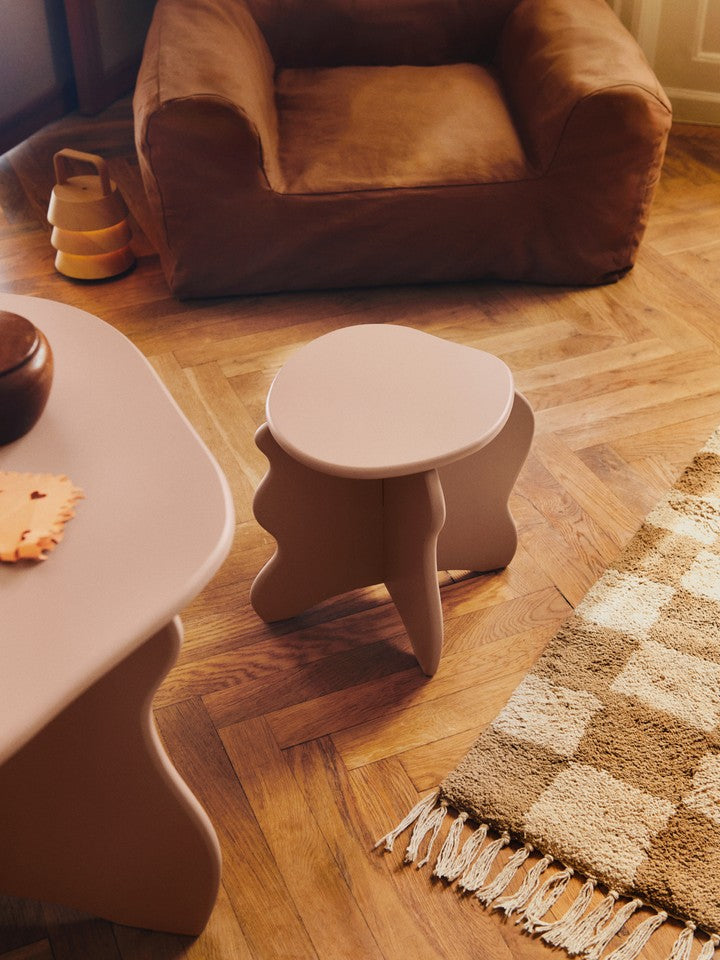 Eleganter Slope Couchtisch von Ferm Living in sanftem Rosé, ideal für stilvolle Büros und gemütliche Wohnräume.