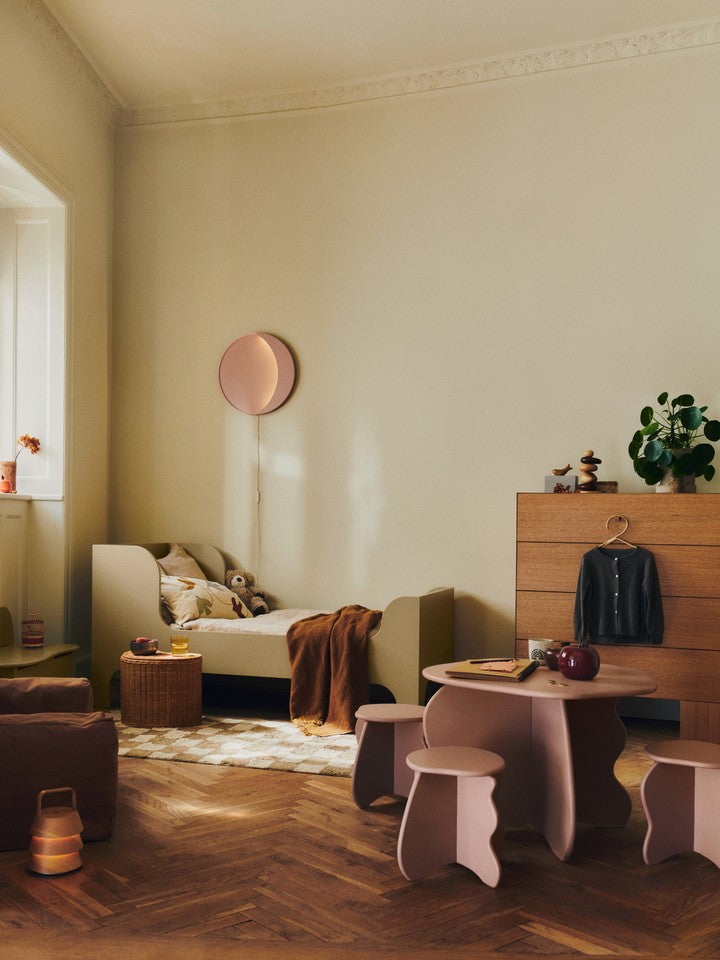 Eleganter Slope Couchtisch von Ferm Living in sanftem Rosé, ideal für stilvolle Büros und gemütliche Wohnräume.