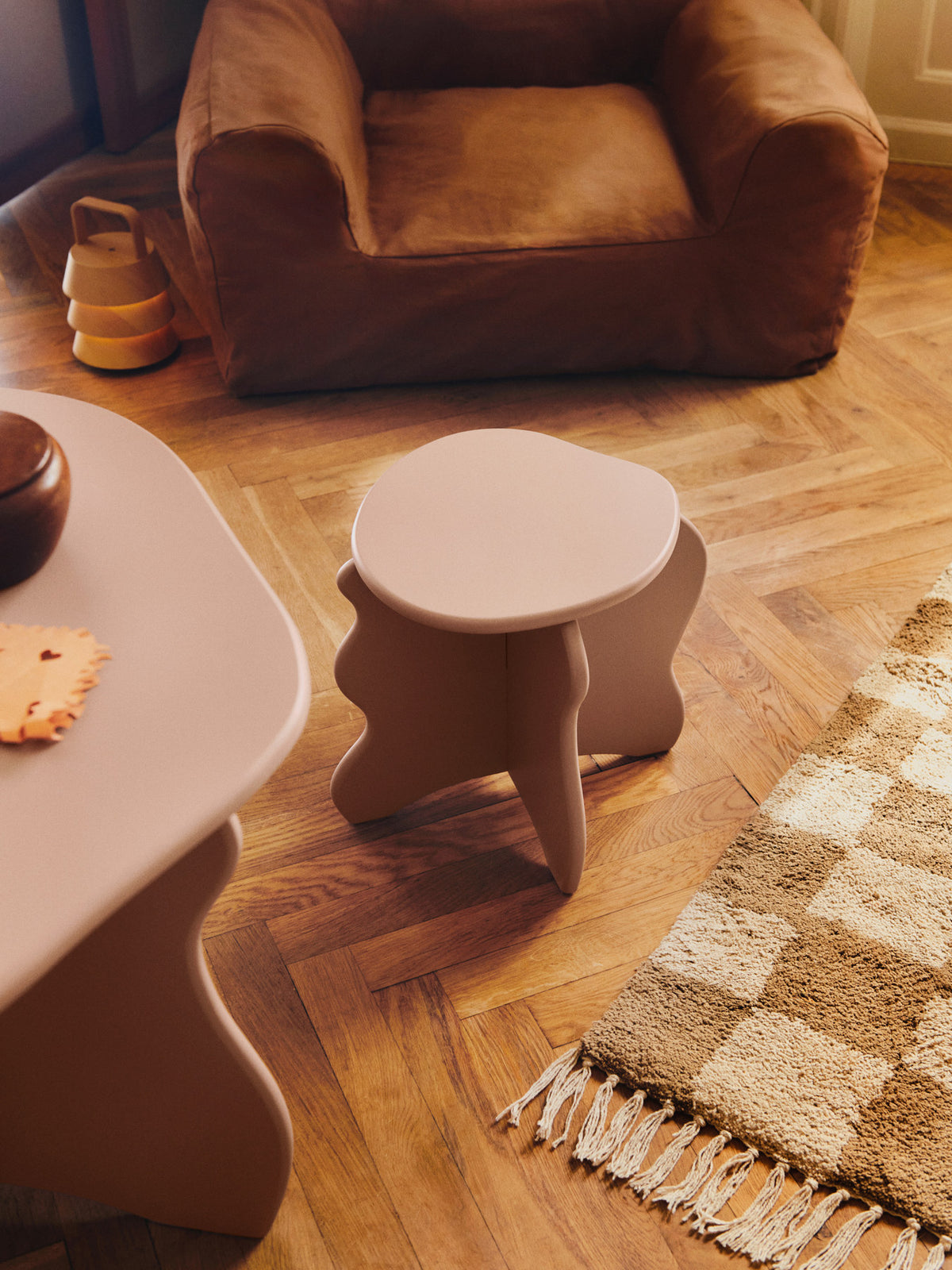 Slope Schreibtisch von Ferm Living aus lackiertem FSC™-zertifiziertem MDF mit wellenartiger, hügelförmiger Form, Ansicht in der Farbe Rose